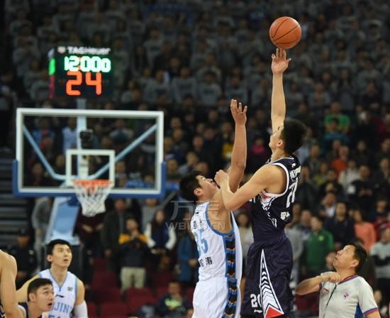 CBA今年“戴过”两块“表”泰格豪雅和天梭(图2)