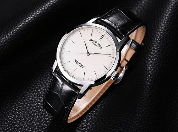 迪丽热巴全方位展示Coure Ferragamo腕表，给你“心动”(图1)
