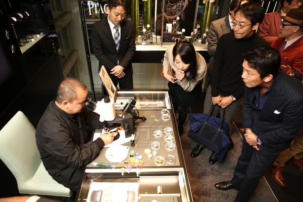 雅克德罗宣布位于尼古拉斯·海耶克中心的精品店已重新开幕(图3) 雅克德罗宣布位于尼古拉斯·海耶克中心的精品店已重新开幕(图3)