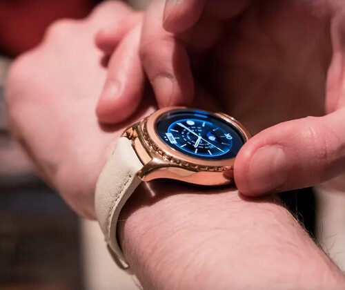 三星电子日前宣布在全球销售新款智能手表Gear S2经典版(图1)