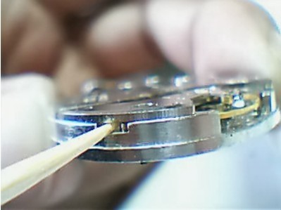 天梭表后盖怎么打开？掌握打开后盖的方法和工具是关键(图4)
