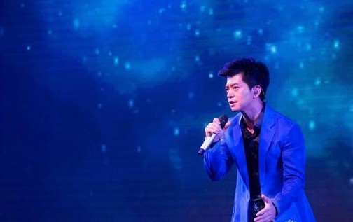 李健献唱宝珀三亚“深海蛟龙 千噚传奇”主题晚宴 打造“深海之寻”(图1)