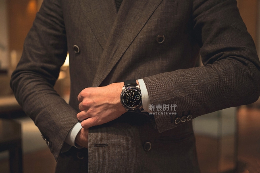 奇！液态石油也能戴手上？
