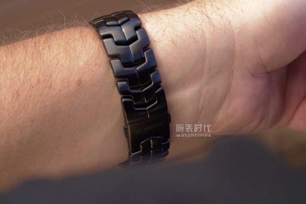 泰格豪雅以新品向传奇车神致敬！