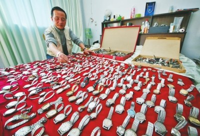 史俊杰收藏上千块手表 走街串巷只为收购爱表(图1) 史俊杰收藏上千块手表 走街串巷只为收购爱表(图1)