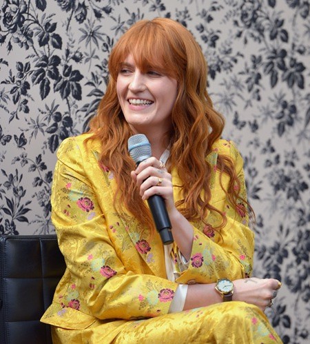 古驰腕表代言人Florence Welch佩戴古驰腕表出席记者会(图3) 古驰腕表代言人Florence Welch佩戴古驰腕表出席记者会(图3)