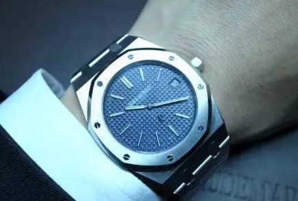 爱彼和百达翡丽哪个好？运动休闲选哪个品牌？(图7)
