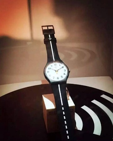 斯沃琪表推出首款具有移动支付功能的腕表Swatch Bellamy(图1) 斯沃琪表推出首款具有移动支付功能的腕表Swatch Bellamy(图1)