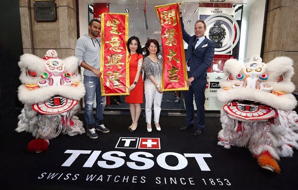 上海首家天梭直营店开业 帕克现场感受腕表装配(图1) 上海首家天梭直营店开业 帕克现场感受腕表装配(图1)