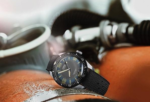 豪利时Oris首款Diver Sixty-Five腕表“Deauville”蓝色双色调配置(图2) 豪利时Oris首款Diver Sixty-Five腕表“Deauville”蓝色双色调配置(图2)