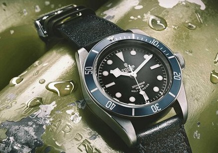2015斯沃琪Scuba Libre系列 三款最新的霓虹色彩腕表(图1)