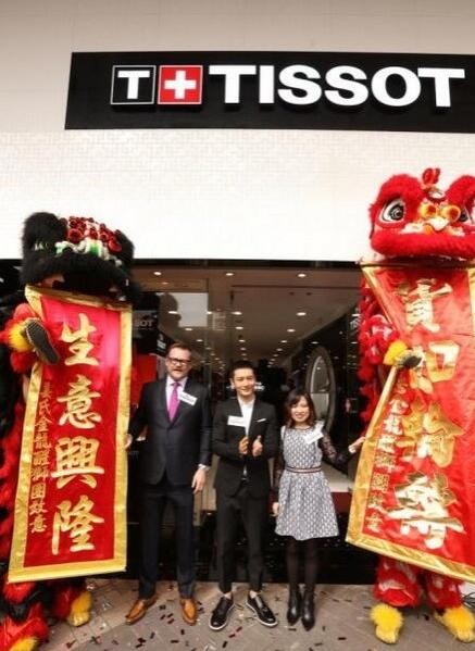 黄晓明婚后首度亮相 隆重揭幕尖沙咀星光行天梭全新旗舰店(图1) 黄晓明婚后首度亮相 隆重揭幕尖沙咀星光行天梭全新旗舰店(图1)