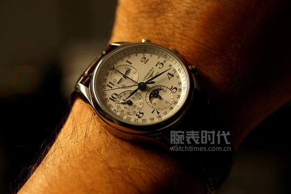 40岁的经商男人适合浪琴的哪种款式的自动机械表？(图1)